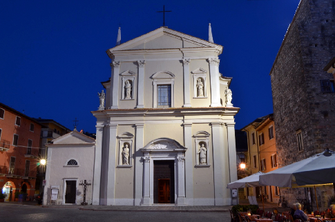 Torri - Kirche im Zentrum bei Nacht