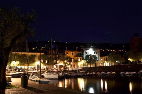 Torri - Hafen bei Nacht
