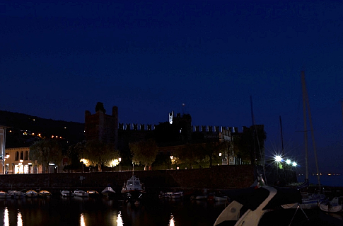 Torri - Burg bei Nacht