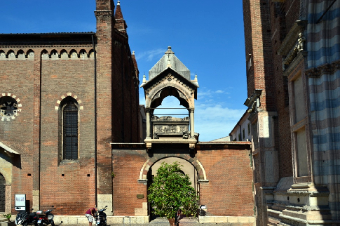 Verona - Sarkopharg vor Kirche
