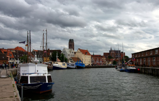 Wismar - Fischereihafen hinten Altstadt