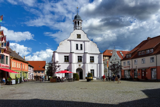 Wolgast - Marktplatz mit Rathaus